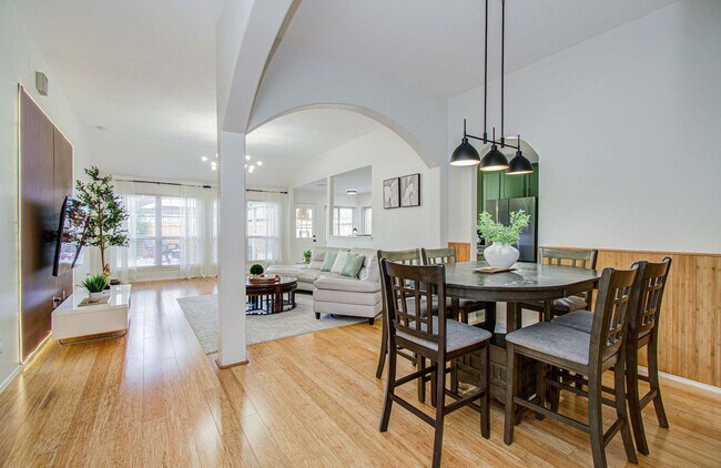 Building Photo - 7207 Crescent Mills Dr