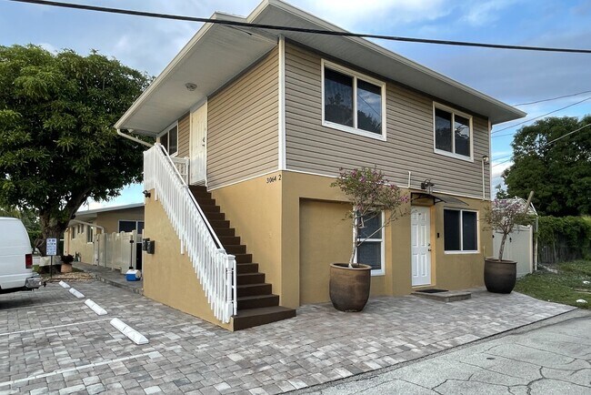 Building Photo - 3064 Lake Ave