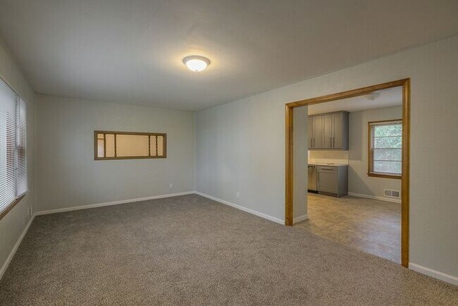 Building Photo - Updated 3 Bedroom, 1 Bathroom Home in Rayt...