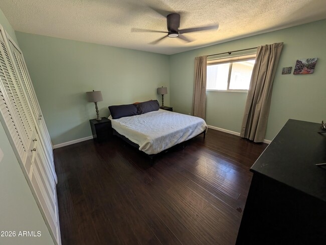 Foto del edificio - 1039 E Larkspur Ln
