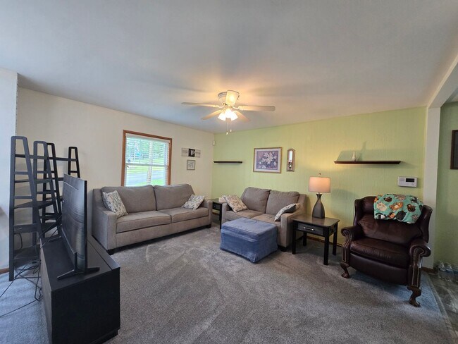 Foto del edificio - Beautiful Split Entry - 3 Bedroom 2 Bathro...