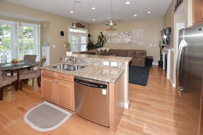 Building Photo - Beautiful Luxury TH with Deck & Patio!