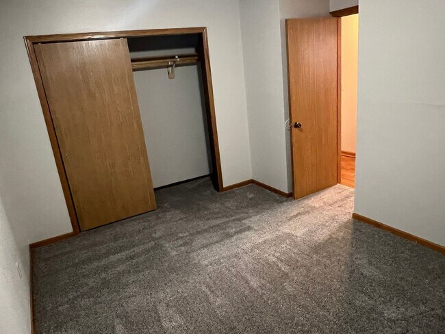 Foto del edificio - Large 3 bedroom apartment close to Sawyer Elementary, great for families