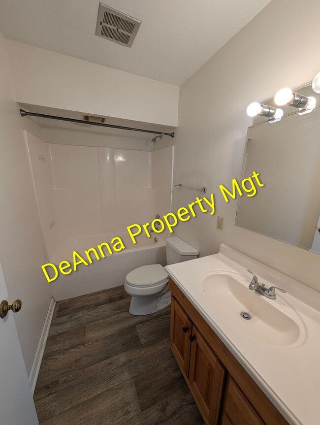 Building Photo - Avon 2 bedroom Duplex