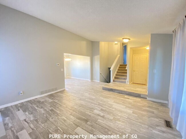 Foto del edificio - Large home in Highlands Ranch!! 4 bedrooms, 2 baths! 2-car garage!!