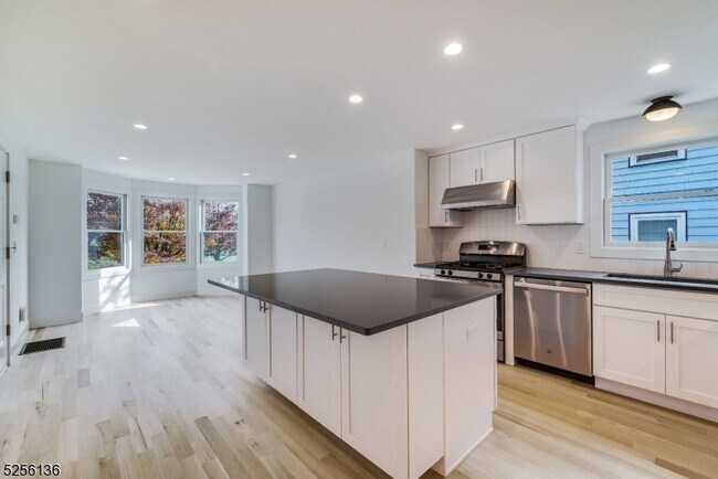 Building Photo - 30 St Lukes Pl