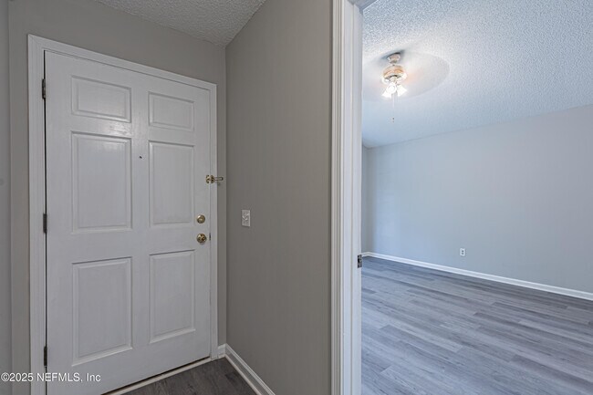 Building Photo - 1836 Manitoba Ct N