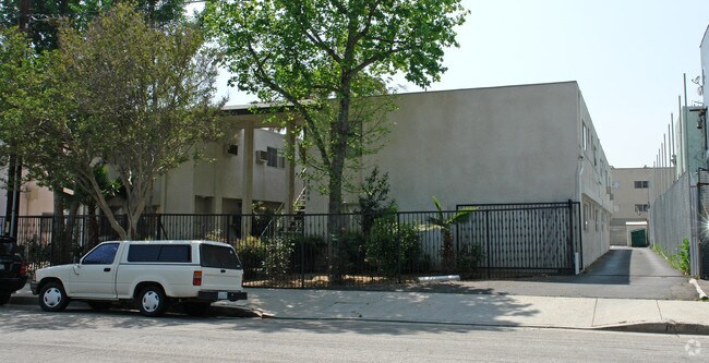 Foto del edificio - 8809 Etiwanda Ave