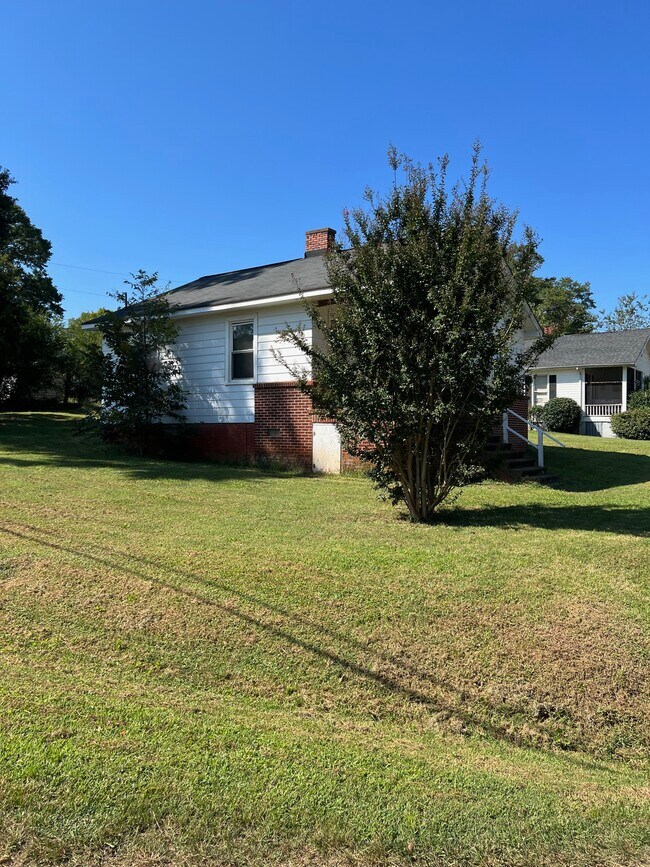 8211 3rd St, Boiling Springs, SC 29316 House Rental in Boiling