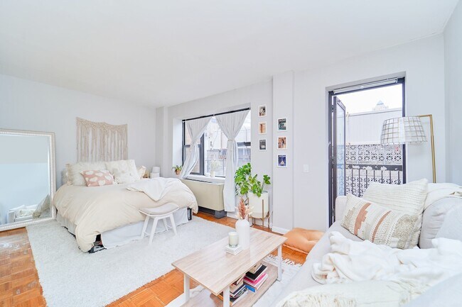 Foto del edificio - JUST LISTED HUGE STUDIO W/ PRIVATE BALCONY IN HELL’S KITCHEN