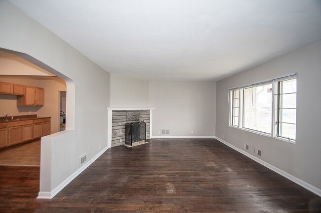 Building Photo - "Charming 2-Bedroom Home with Gleaming Har...