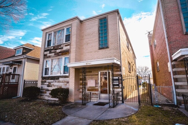Building Photo - 5731 W Giddings St