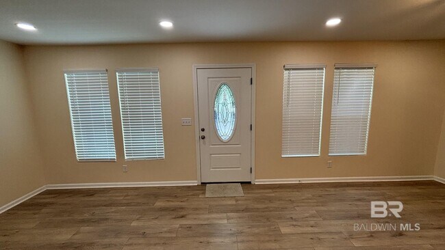 Foto del edificio - 7251 Pinehill Rd