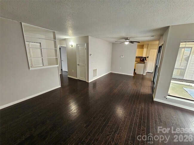 Foto del edificio - 4811 Spring Lake Dr