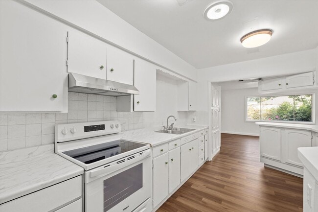 Building Photo - 4 Bedroom 2 Bath with Den Spacious Lot and...