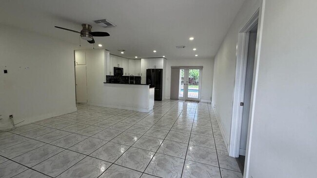 Building Photo - 630 NE 23rd Ct