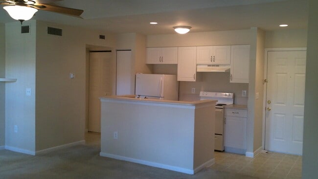 Building Photo - 4791 Via Palm Lakes Via