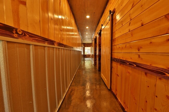 Building Photo - Rustic Home in Heart of Martin!