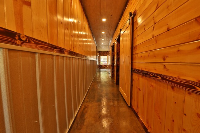 Foto del edificio - Rustic Home in Heart of Martin!