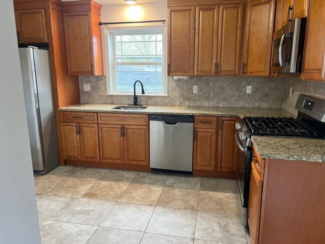 Kitchen appliances - 1042 Bond St