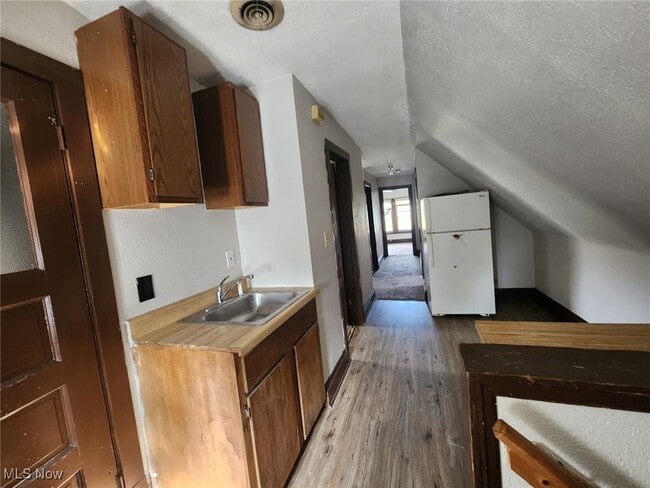 Building Photo - 3386 Beechwood Ave