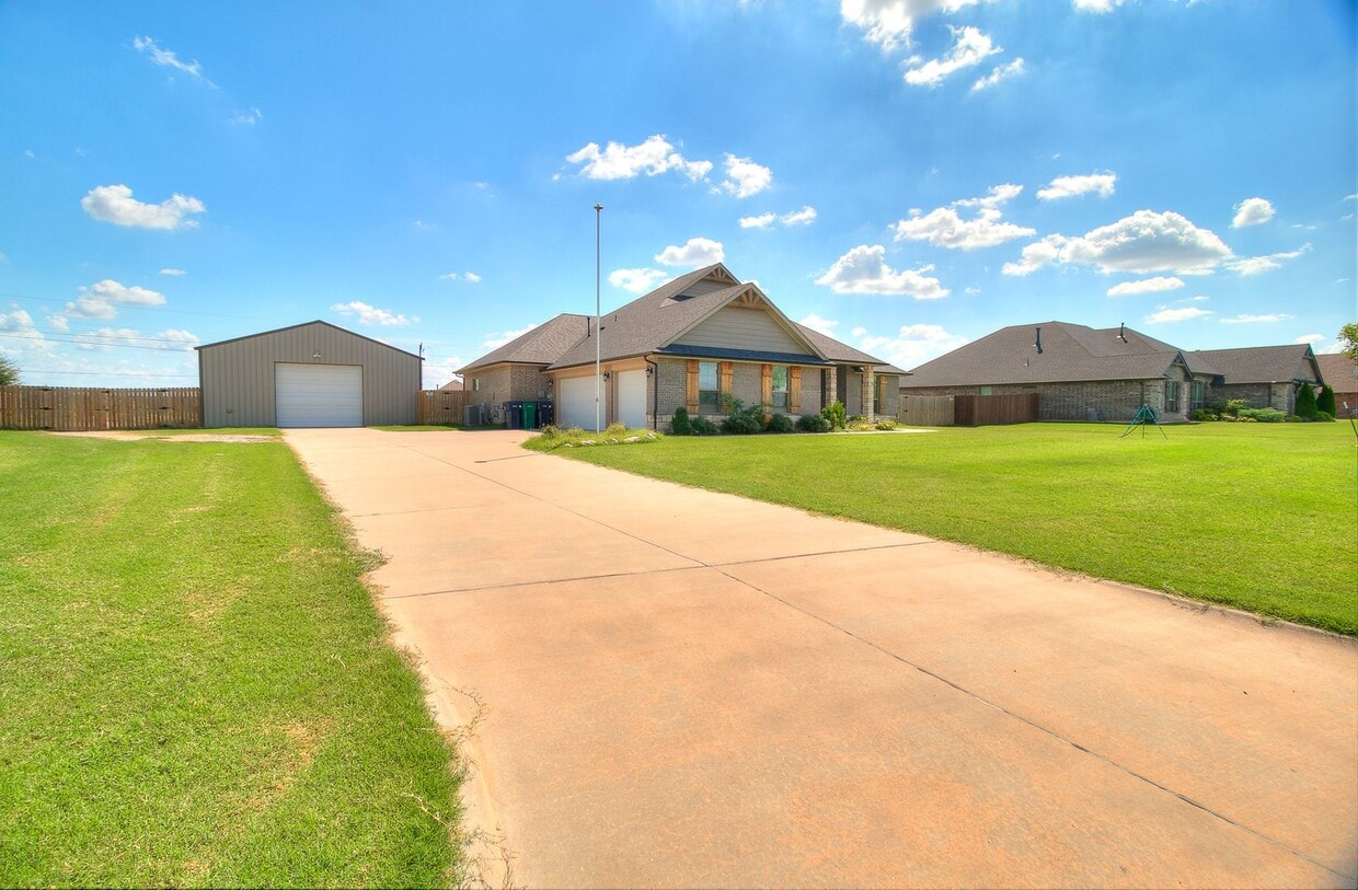 Foto principal - 3 Bed, 2 Bath Home with Huge 20x140 Ft Wor...