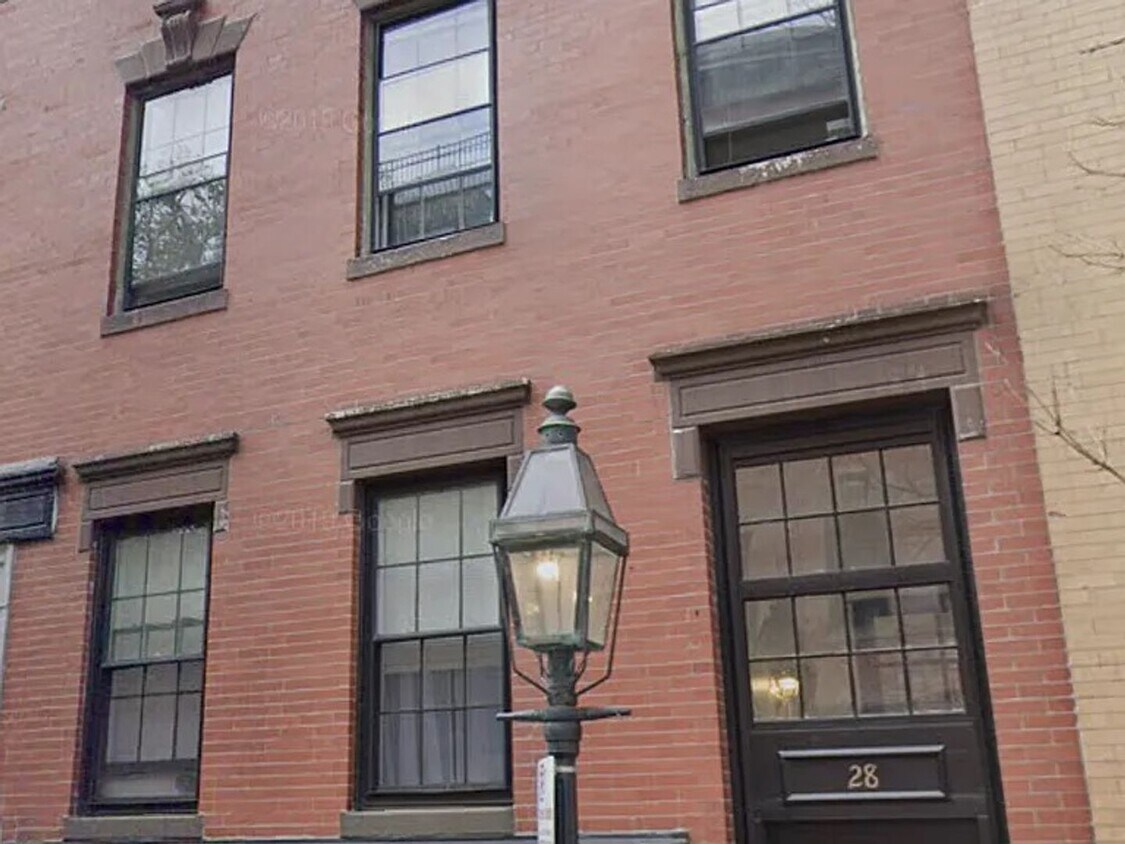 Foto principal - $3250 2Bed / 1Bath in Beacon Hill – Histor...