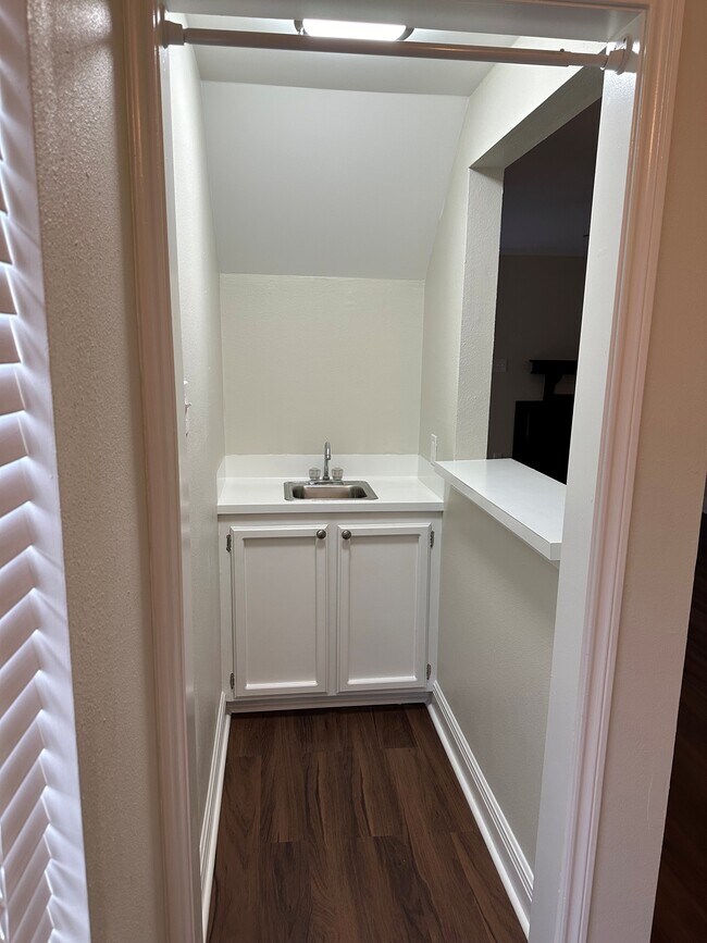Foto del edificio - 421 Longwood Ct