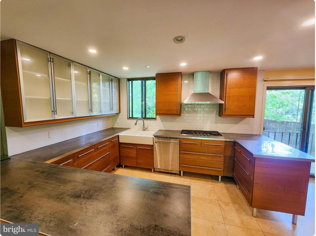 Foto del edificio - 7950 Inverness Ridge Rd