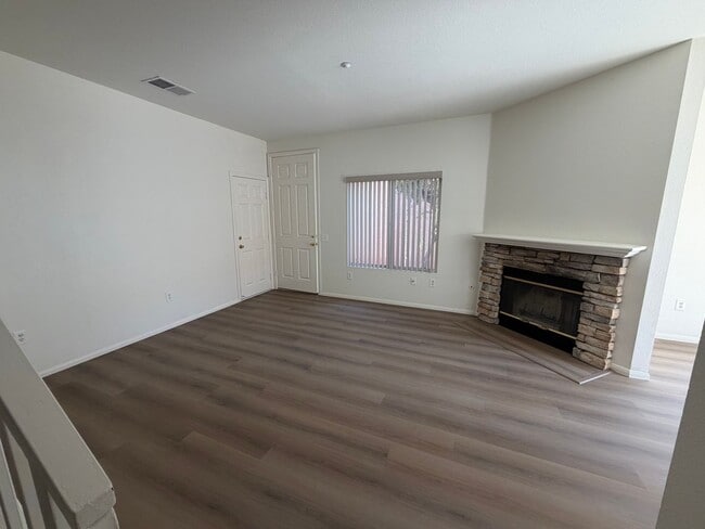 Building Photo - Fully Renovated and Move-In Ready
