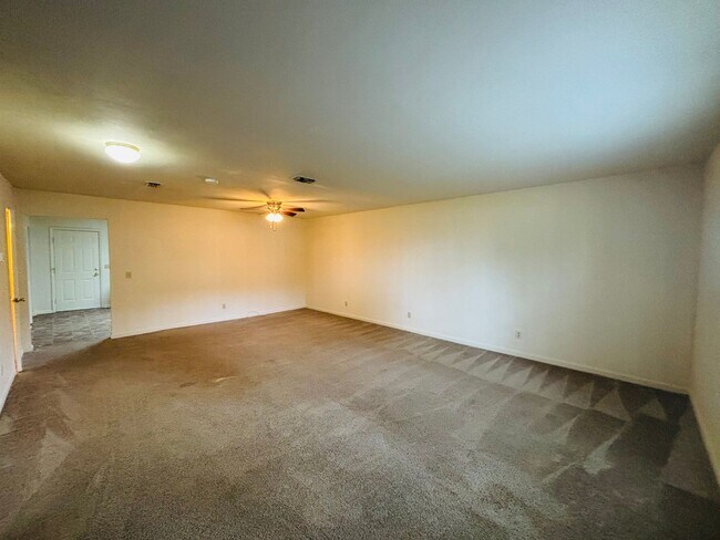 Foto del edificio - 4 Bedroom 2.5 Bath Townhouse