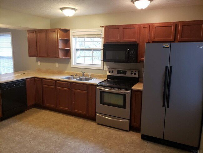 Building Photo - 1250 W Adams Hill Cir