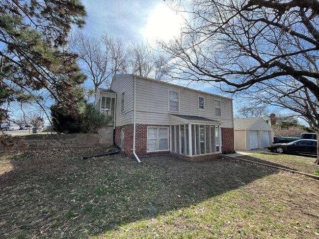 Foto del edificio - Spacious 2Bdr, duplex Apt with Garage Half...