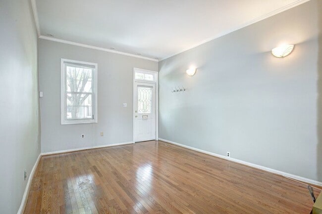 Building Photo - Sweet and Charming Shaw Rowhome! Parking I...