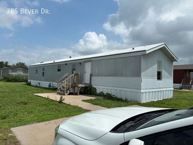 Building Photo - 785 N Bever Dr