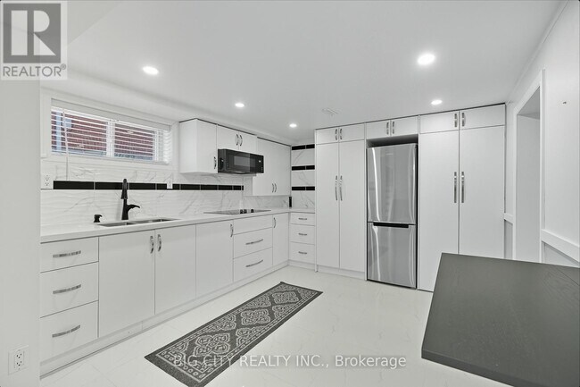 Building Photo - 7 Armitage Dr