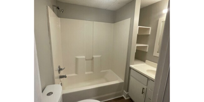 Building Photo - 714