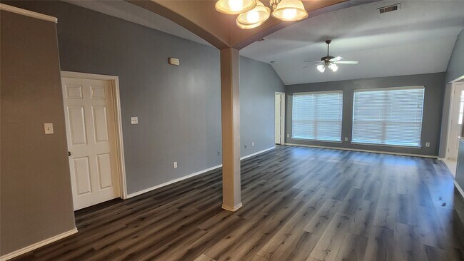 Foto del edificio - 14102 Fort Nelson Dr