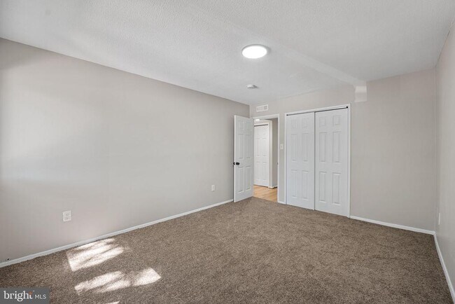 Foto del edificio - 7204 Donnell Pl