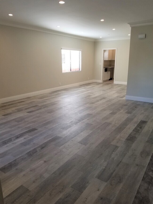 Building Photo - 1111 S Swall Dr