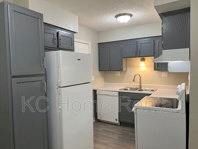 Building Photo - 2915 E 77th Terrace