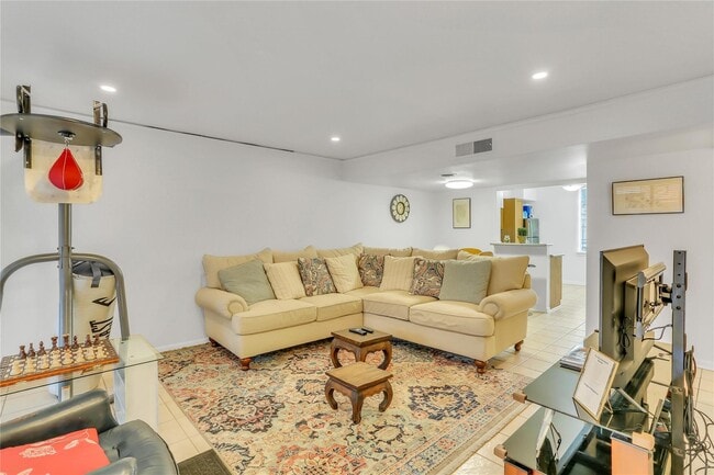 Building Photo - 2727 Briarhurst Dr
