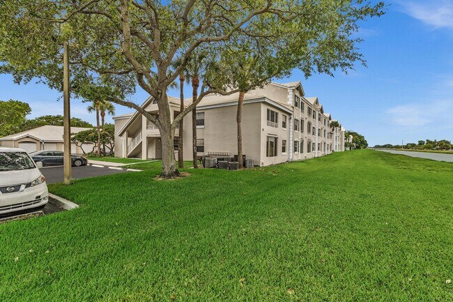 Building Photo - 2851 N Oakland Forest Dr
