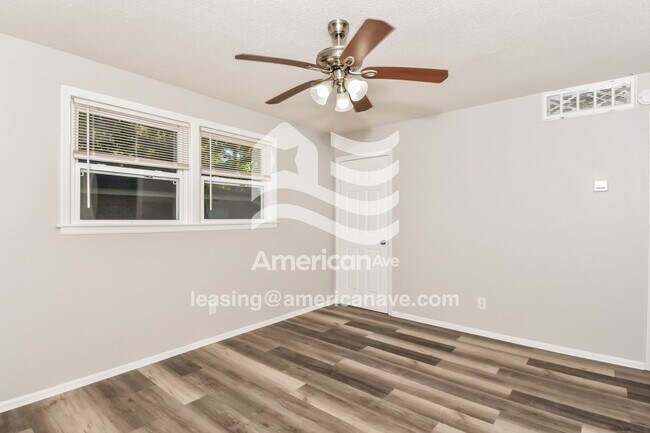 Foto del edificio - 4232 Shorecrest Dr