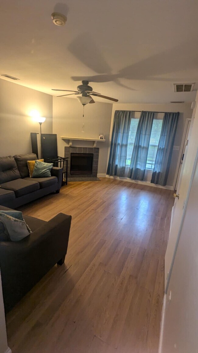 Sala de estar - 2013 Brandymill Ln