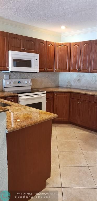 Building Photo - 3051 NE 47th Ct