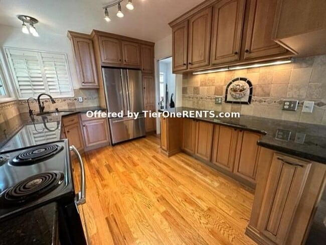 Building Photo - A must see, townhome in great location!