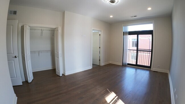 Building Photo - 1701 W Chicago Ave