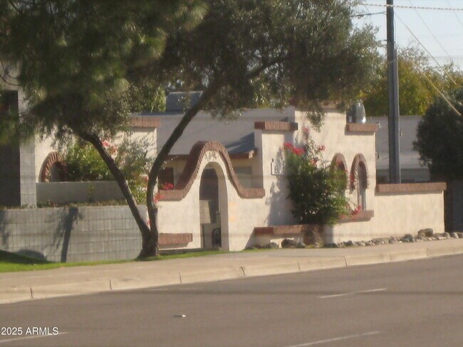 Foto del edificio - 909 S Priest Dr