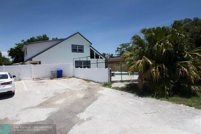 Building Photo - 1109 Pine Dr